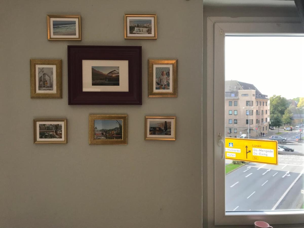 Tm Aparts Dortmund Buitenkant foto A window with a yellow sticker