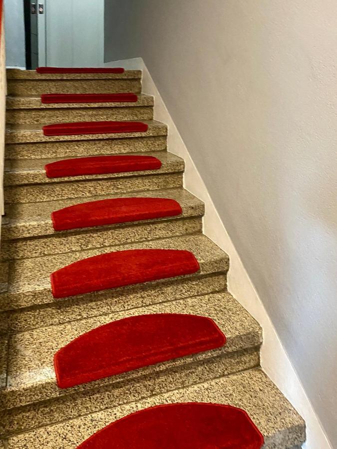 Tm Aparts Dortmund Buitenkant foto Carpet on a staircase