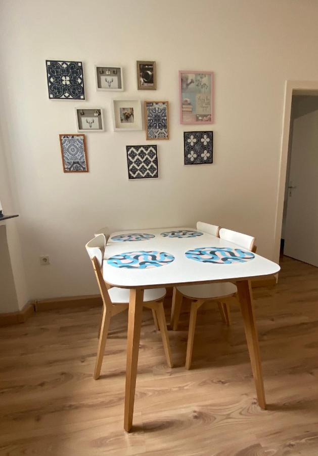 Tm Aparts Dortmund Buitenkant foto A dining room table with placemats