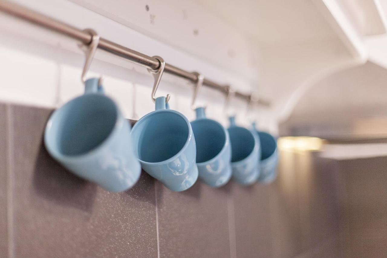 Tm Aparts Dortmund Buitenkant foto Mugs hanging on a rail